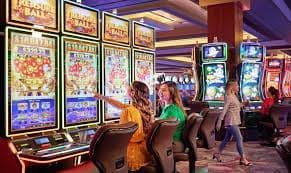 mobile phone ဖြင့် live casino ဝင်ကစားရင်း KBZPay MMK ငွေပေးချေနေသော မြင်ကွင်း